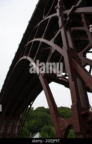 Ironbridge, England. UNESCO-Denkmal. Gusseiserne Brücke gebaut von Thomas Telford, Ingenieur, Industrielle Revolution. Dramatische Low-Angle-Ansicht. Stockfoto