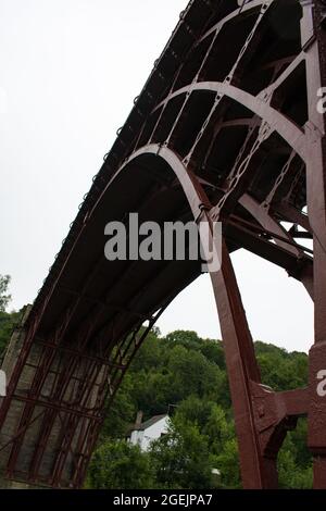 Ironbridge, England. Historisches Denkmal. Gusseiserne Brücke gebaut und entworfen von Thomas Telford, Ingenieur aus der industriellen Revolution. UNESCO-Weltkulturerbe. Stockfoto