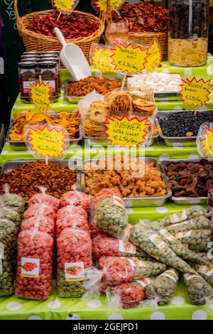 Gemüse auf dem bekanntesten Markt in Wien, Naschmarkt - WIEN, ÖSTERREICH, EUROPA - 1. AUGUST 2021 Stockfoto