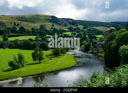 Dee River Valley, Wales. Schöne Landschaftsansicht auf idyllische Landschaft. Grüne Felder und Hügel mit dem anmutigen Fluss fließt. Walisische ländliche Szene. Stockfoto