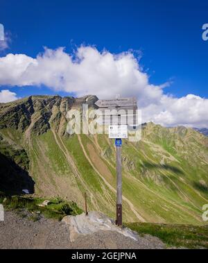 Berühmte Timmelsjoch Hochalpenstraße in den österreichischen Alpen auch Passo Rombo genannt - TIMMELSJOCH, ÖSTERREICH, EUROPA - 28. JULI 2021 Stockfoto