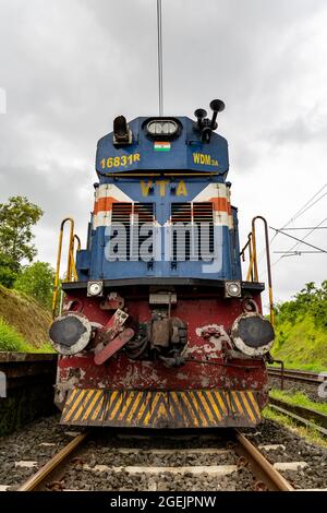Vorderansicht der Lokomotive der indischen Eisenbahn der Baureihe WDM-3A aus dem Vatva-Schuppen. Elektrokabel über dem Motor, was auf die Elektrifizierung der Konkan-Eisenbahn hinweist Stockfoto