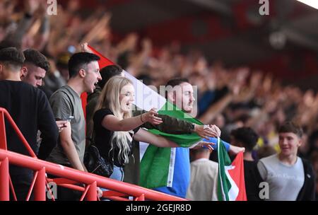 Bristol, Großbritannien. August 2021. 20. August 2021; Ashton Gate Stadium, Bristol, South Gloucestershire, England; EFL Championship Football, Bristol City gegen Swansea; Fans von Swansea City erwarten das Spiel Credit: Action Plus Sports Images/Alamy Live News Stockfoto