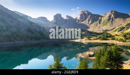 Allos See am Morgen während der Sommerzeit, mit Spiegeleffekt, Berge spiegeln sich auf dem See Stockfoto