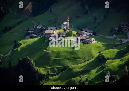 Erstaunliches Dorf mit Kapelle in den Südtiroler Alpen in Italien Stockfoto