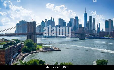 Lower manhattan und brooklyn Bridge von der manhattan Bridge mit blauem Himmel im Sommer Stockfoto