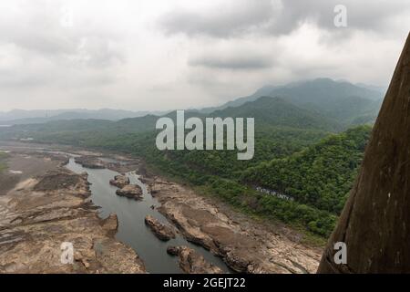 Blick auf das Narmada-Flusstal von der Zuschauergalerie auf Brusthöhe der Statue of Unity in der Kolonie Kevadiya, Narmada, Gujarat, Indien Stockfoto