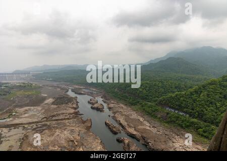 Blick auf das Narmada-Flusstal von der Zuschauergalerie auf Brusthöhe der Statue of Unity in der Kolonie Kevadiya, Narmada, Gujarat, Indien Stockfoto