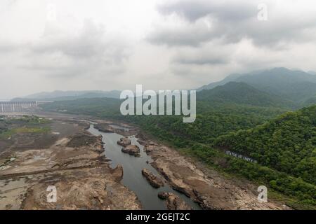 Blick auf das Narmada-Flusstal von der Zuschauergalerie auf Brusthöhe der Statue of Unity in der Kolonie Kevadiya, Narmada, Gujarat, Indien Stockfoto