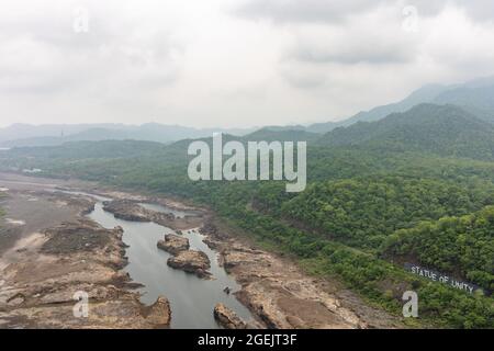 Blick auf das Narmada-Flusstal von der Zuschauergalerie auf Brusthöhe der Statue of Unity in der Kolonie Kevadiya, Narmada, Gujarat, Indien Stockfoto