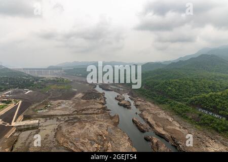 Blick auf das Narmada-Flusstal von der Zuschauergalerie auf Brusthöhe der Statue of Unity in der Kolonie Kevadiya, Narmada, Gujarat, Indien Stockfoto