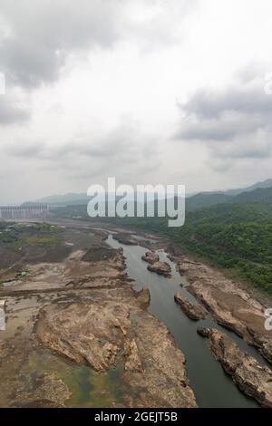 Blick auf das Narmada-Flusstal von der Zuschauergalerie auf Brusthöhe der Statue of Unity in der Kolonie Kevadiya, Narmada, Gujarat, Indien Stockfoto