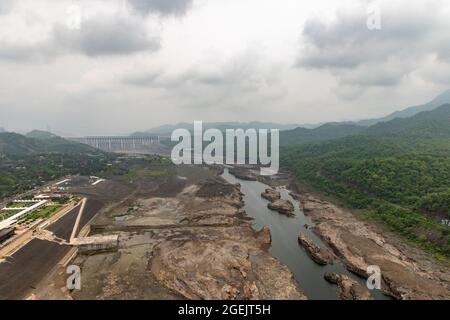 Blick auf das Narmada-Flusstal von der Zuschauergalerie auf Brusthöhe der Statue of Unity in der Kolonie Kevadiya, Narmada, Gujarat, Indien Stockfoto