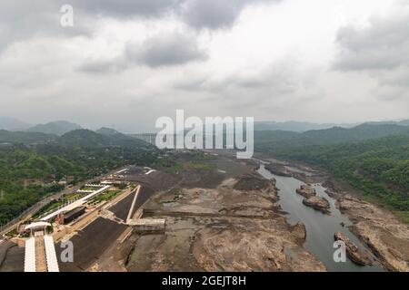 Blick auf das Narmada-Flusstal von der Zuschauergalerie auf Brusthöhe der Statue of Unity in der Kolonie Kevadiya, Narmada, Gujarat, Indien Stockfoto