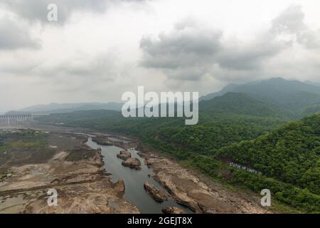 Blick auf das Narmada-Flusstal von der Zuschauergalerie auf Brusthöhe der Statue of Unity in der Kolonie Kevadiya, Narmada, Gujarat, Indien Stockfoto