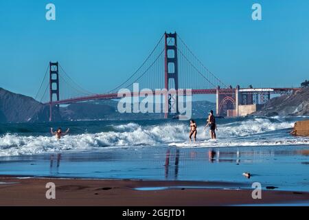 Genießen Sie den Pazifik unter der Golden Gate Bridge, San Francisco, Kalifornien, USA Stockfoto