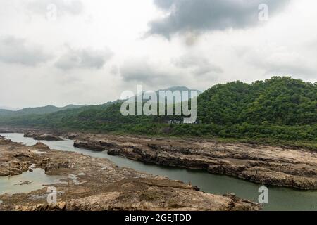 Narmada Flussbett, gesehen von der Fußhöhe der Statue of Unity in Narmada Tal, Kevadiya Kolonie, Narmada Bezirk, Gujarat, Indien Stockfoto