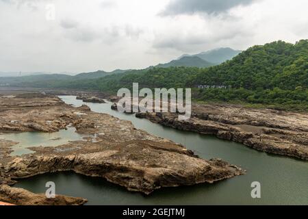 Narmada Flussbett, gesehen von der Fußhöhe der Statue of Unity in Narmada Tal, Kevadiya Kolonie, Narmada Bezirk, Gujarat, Indien Stockfoto