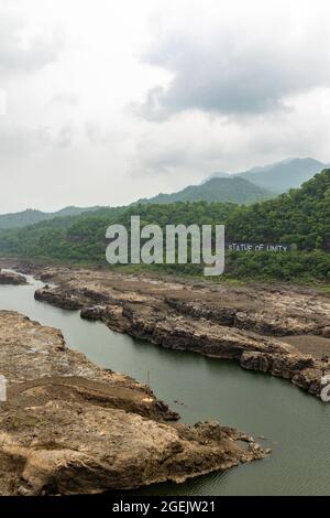 Narmada Flussbett, gesehen von der Fußhöhe der Statue of Unity in Narmada Tal, Kevadiya Kolonie, Narmada Bezirk, Gujarat, Indien Stockfoto