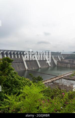 Sardar Sarovar-Staudamm am Narmada-Fluss im Narmada-Tal, Kevadiya-Kolonie, Narmada-Bezirk, Gujarat, Indien Stockfoto