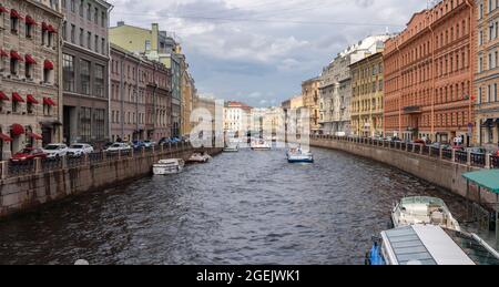 Blick auf den Moika-Kanal von der Nevsky Prospekt in Sankt Petersburg. Stockfoto