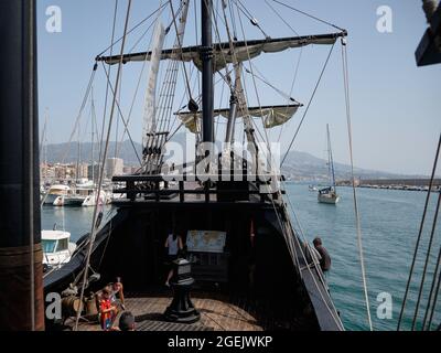 Nachbildung der alten spanischen Galeone Nao Victoria im Hafen von Fuenlgirola, Malaga, Spanien. Stockfoto