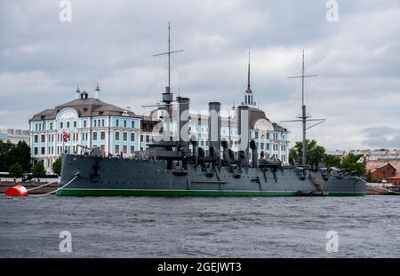 Blick vom Neva River auf den Kreuzer Aurora Stockfoto