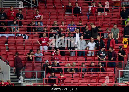 Bristol, Großbritannien. August 2021. Fans der Bristol City in der Rail Seating Sektion am Ashton Gate. EFL Skybet Championship match, Bristol City gegen Swansea City im Ashton Gate Stadium in Bristol, Avon am Freitag, den 20. August 2021. Dieses Bild darf nur für redaktionelle Zwecke verwendet werden. Nur zur redaktionellen Verwendung, Lizenz für kommerzielle Nutzung erforderlich. Keine Verwendung bei Wetten, Spielen oder Veröffentlichungen in einem Club/einer Liga/einem Spieler. PIC von Lewis Mitchell/Andrew Orchard Sports Photography/Alamy Live News Credit: Andrew Orchard Sports Photography/Alamy Live News Stockfoto