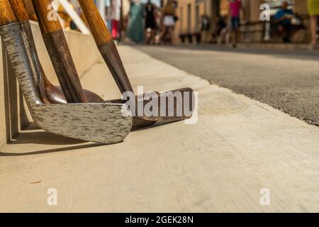 Nahaufnahme antiker Golfclubs auf einem Straßenmarkt auf der Insel Mallorca, Spanien Stockfoto