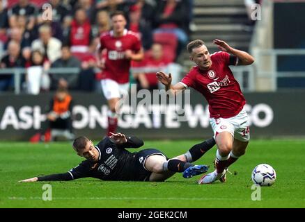 Jay Fulton (links) von Swansea City foult Andreas Weimann von Bristol City während des Sky Bet Championship-Spiels am Ashton Gate, Bristol. Bilddatum: Freitag, 20. August 2021. Stockfoto