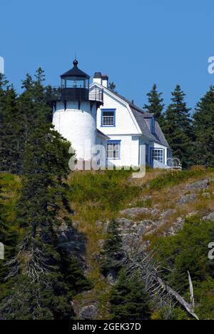 Bear Island Leuchtturm auf einem Hügel im Acadia National Park, Maine. Es ist eine beliebte Touristenattraktion. Stockfoto