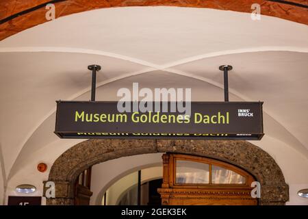 Golddach-Museum in der Altstadt von Innsbruck ÖSTERREICH, EUROPA - INNSBRUCK, ÖSTERREICH, EUROPA - 29. JULI 2021 Stockfoto