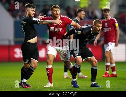 Ryan Manning von Swansea City, Chris Martin von Bristol City und Jay Fulton von Swansea City (links-rechts) in Aktion während des Sky Bet Championship-Spiels in Ashton Gate, Bristol. Bilddatum: Freitag, 20. August 2021. Stockfoto