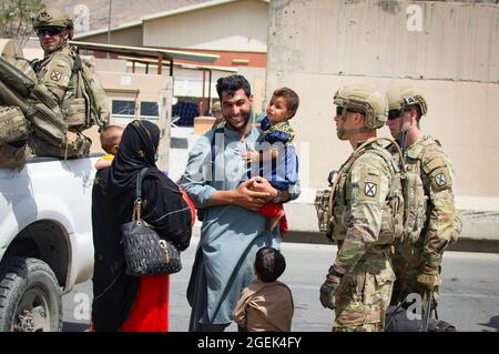 Soldaten der 10. Bergdivision eskortieren Evakuierte am Hamid Karzai International Airport, Afghanistan, August 20. US-Dienstmitglieder unterstützen das Außenministerium bei einer nicht-kämpferischen Evakuierungsoperation (NEO) in Afghanistan. (USA Marine Corps Foto von CPL. Davis Harris) Stockfoto