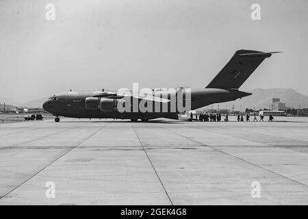 Evakuierte Personen werden während einer Evakuierung am Hamid Karzai International Airport, Kabul, Afghanistan, am 20. August in eine Boeing C-17 Globemaster III geladen. US-Dienstmitglieder und Koalitionspartner unterstützen das Außenministerium bei einer nicht-kämpferischen Evakuierungsoperation (NEO) in Afghanistan. (USA Marine Corps Foto von Sgt. Isaiah Campbell) Stockfoto