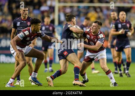 Wigan, Großbritannien. August 2021. Lachlan Coote (1) aus St. Helens wird am 8/20/2021 von Harry Smith (20) aus Wigan Warriors und Kai Pearce-Paul (27) aus Wigan Warriors in Wigan, Großbritannien, angegangen. (Foto von Simon Whitehead/ SW Foto/News Images/Sipa USA) Quelle: SIPA USA/Alamy Live News Stockfoto