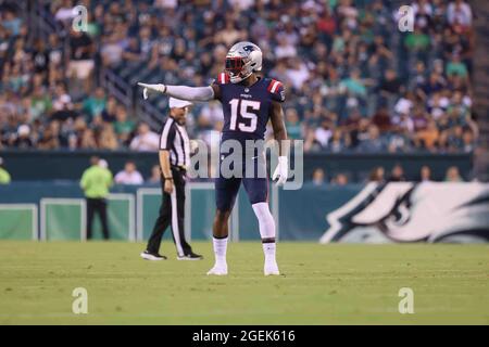 Philadelphia, PA, USA. August 2021. New England Patriots Wide Receiver N'KEAL HARRY (15) positioniert sich während eines Vorsaison-Spiels zwischen den New England Patriots und den Philadelphia Adlern am Donnerstag, den 19. August 2021, im Lincoln Financial Field in Philadelphia, PA, an der Scrimmage-Linie. (Bild: © Saquan Stimpson/ZUMA Press Wire) Stockfoto