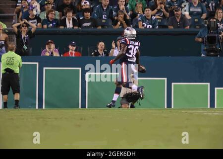 Philadelphia, PA, USA. August 2021. New England Patriots läuft zurück RHAMONDRE STEVENSON (38) erzielt einen Touchdown während eines Vorsaison-Spiels zwischen den New England Patriots und den Philadelphia Adlern am Donnerstag, den 19. August 2021, im Lincoln Financial Field in Philadelphia, PA. (Bild: © Saquan Stimpson/ZUMA Press Wire) Stockfoto