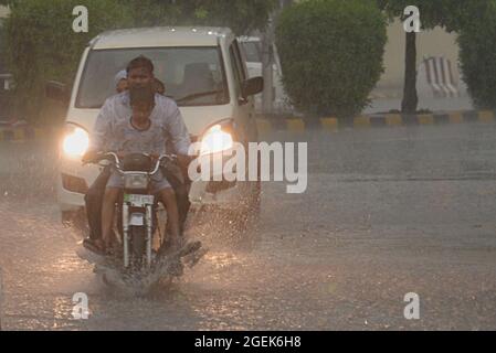 Lahore, Pakistan. August 2021. Pakistanische Autofahrer sind während des heftigen Monsunregens in der Provinzhauptstadt Lahore unterwegs. (Foto von Rana Sajid Hussain/Pacific Press) Quelle: Pacific Press Media Production Corp./Alamy Live News Stockfoto