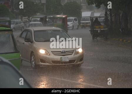 Lahore, Pakistan. August 2021. Pakistanische Autofahrer sind während des heftigen Monsunregens in der Provinzhauptstadt Lahore unterwegs. (Foto von Rana Sajid Hussain/Pacific Press) Quelle: Pacific Press Media Production Corp./Alamy Live News Stockfoto