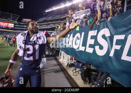 Philadelphia, PA, USA. August 2021. ADRIAN PHILLIPS (21), der Verteidigungsverteidiger der New England Patriots, lässt seine Handschuhe nach einem Vorsaison-Sieg über die Philadelphia Eagles am Donnerstag, den 19. August 2021, im Lincoln Financial Field in Philadelphia, PA, in die Tribüne springen. (Bild: © Saquan Stimpson/ZUMA Press Wire) Stockfoto