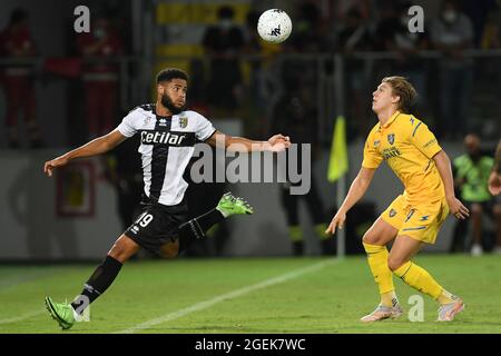 Frosinone, Italien. August 2021. ALESSIO ZERBIN (Frosinone)SIMONSOHM (Parma) während Frosinone Calcio gegen Parma Calcio, Italienische Fußball-Liga BKT in Frosinone, Italien, August 20 2021 Quelle: Independent Photo Agency/Alamy Live News Stockfoto
