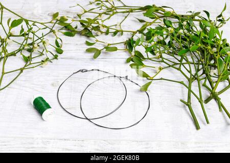 Florist bei der Arbeit: Wie man Misteltürkranz macht, Schritt für Schritt, Tutorial. Stockfoto