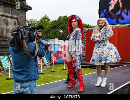 Edinburgh, Schottland, Großbritannien, 20. August 2021. Edinburgh International Film Festival: Eine Drag-Artist-Performance vor der Vorpremiere im Festival Theatre des Amazonas-Musicalfilms ‘Everybody’s talking about Jamie’. Im Bild (L bis R): Latex (Performer), Lady Rampant (MC und Performer), Julianne Hoore (Performer), gefilmt von einem Fernsehkameramann Stockfoto