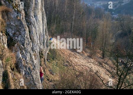 Rockkletterin, die sich bemüht, den Rakuch-Gipfel zu erreichen Stockfoto