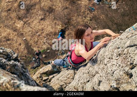 Rockkletterin, die sich bemüht, den Rakuch-Gipfel zu erreichen Stockfoto