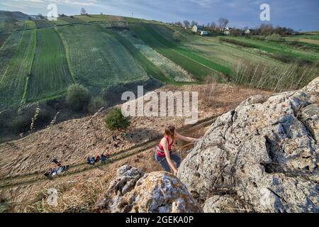 Rockkletterin, die sich bemüht, den Rakuch-Gipfel zu erreichen Stockfoto