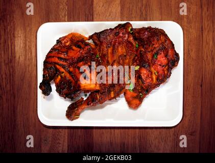 Arabischer Stil Leckeres Und Würziges Tandoori-Huhn Auf Holzhintergrund. Selektiver Fokus Stockfoto