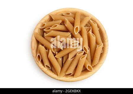 Wolegrain Penne Pasta aus Hartweizen in Holzschüssel isoliert auf weißem Hintergrund mit Clipping Pfad und volle Schärfentiefe. Draufsicht. Flache Lay, Stockfoto