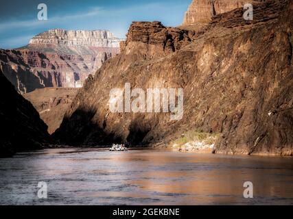 Verliert das Licht auf dem Colorado River ons seinen Weg durch den Grand Canyon in Arizona. Stockfoto